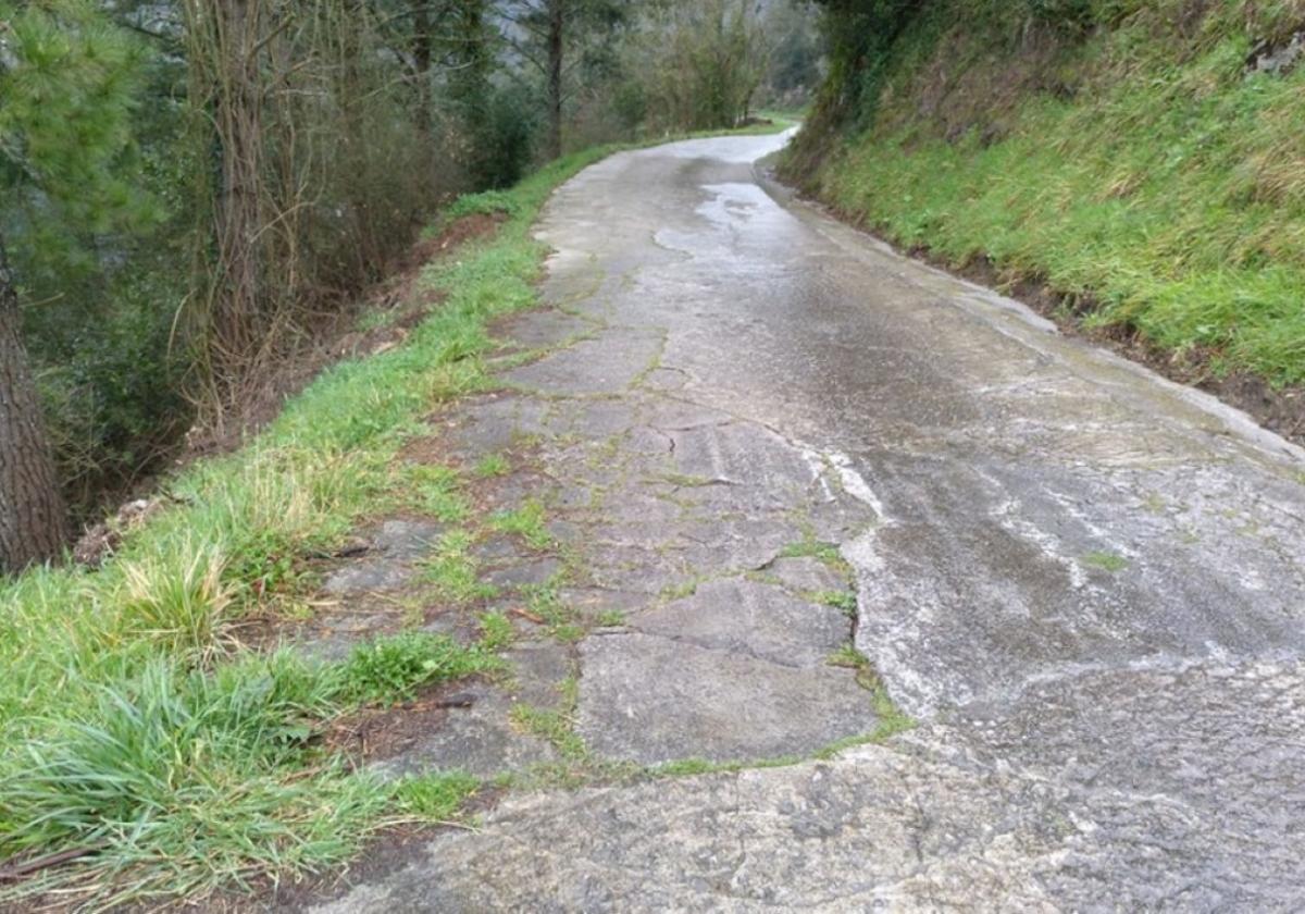 Aspecto actual del camino público que lleva al barrio de Irure.