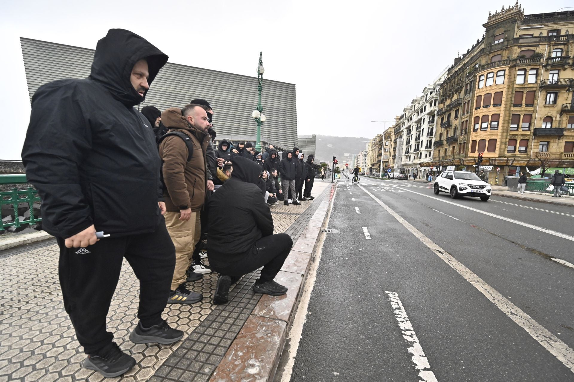 La afición del PAOK conoce Donostia en su estado puro