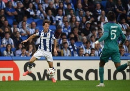 Odriozola controla un balón ante el Anderlecht.