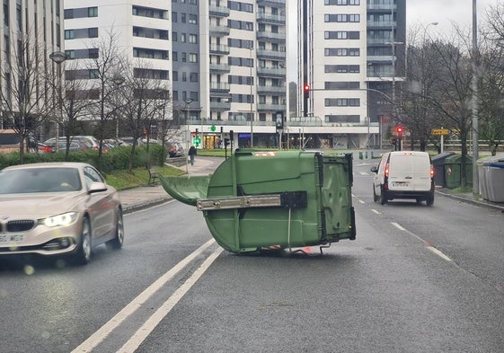 Una mujer se protege de la lluvia y el viento a duras penas con la ayuda de un paraguas en Donostia