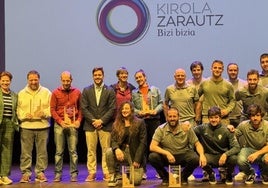 Foto de familia de todos los galardonados al final de la gala del deporte celebrada la tarde del miércoles en Modelo aretoa.