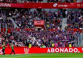 Los aficionados del Eibar abarrotan El Molinón en Gijón.