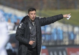 El técnico del Eibar, Yerai Martín, instruye a sus jugadoras durante el partido en el Alfredo Di Stéfano contra el Real Madrid.