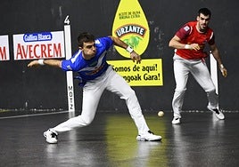 Peña II se dispone a dibujar una jugada anoche en Oñati, con Ezkurdia junto a la pared izquierda.