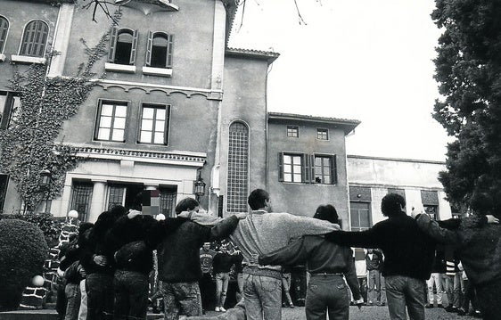 Imagen antigua de un grupo de usuarios en los primeros años en el edificio de Hernani, donde se sigue realizando la fase de comunidad terapéutica.