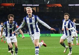 Aritz Elustondo y Pablo Marín corren a felicitar a Óskarsson, autor de los dos goles.