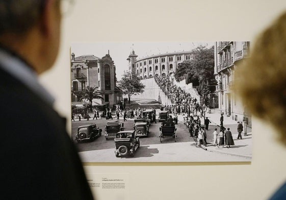 Fernández Beobide y Horcajo observan una fotografía de la exposición del fondo Galarza.