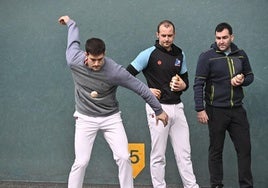 Zabaleta prueba una pelota en el Igarondo en presencia de Elordi y el intendente Apezetxea.