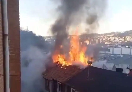 Fallece un hombre tras arrojarse al vacío para huir del incendio de un edificio en Basauri