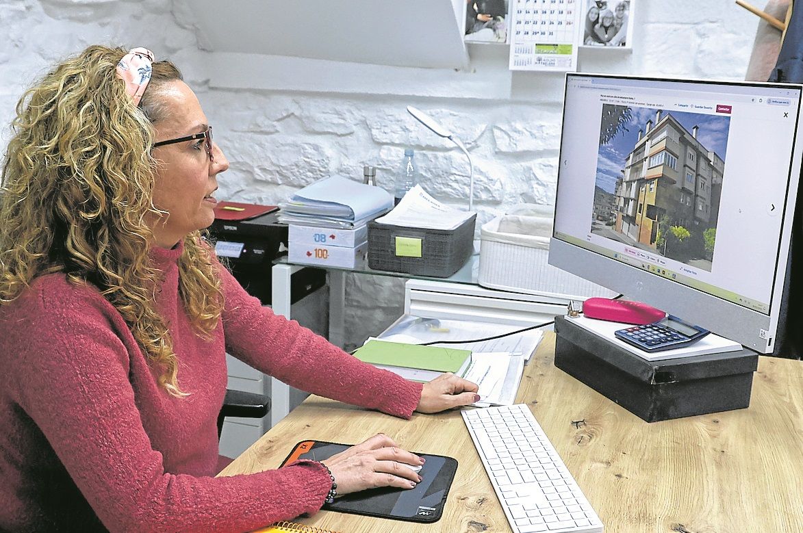 Melania Francia observa una vivienda en su puesto de trabajo.