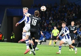 Mikel Oyarzabal, en carrera con el balón.