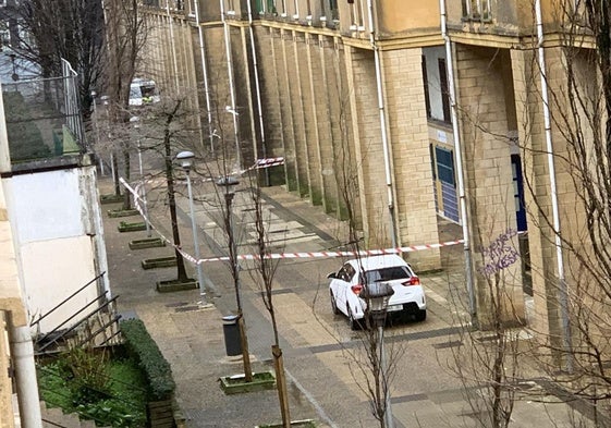 Un vecino de Intxaurrondo denuncia el estado de la fachada de un edificio de Etxegintza y se pregunta si «tenemos que esperar a que pase una desgracia para dar una solución. Las fachadas de las casas amarillas, portales 90-92-94 del paseo Zarategi, se están cuarteando y cayéndose a trozos. ¿Cuándo va a dar una solución el Ayuntamiento? ¿Cuando haya una desgracia?».