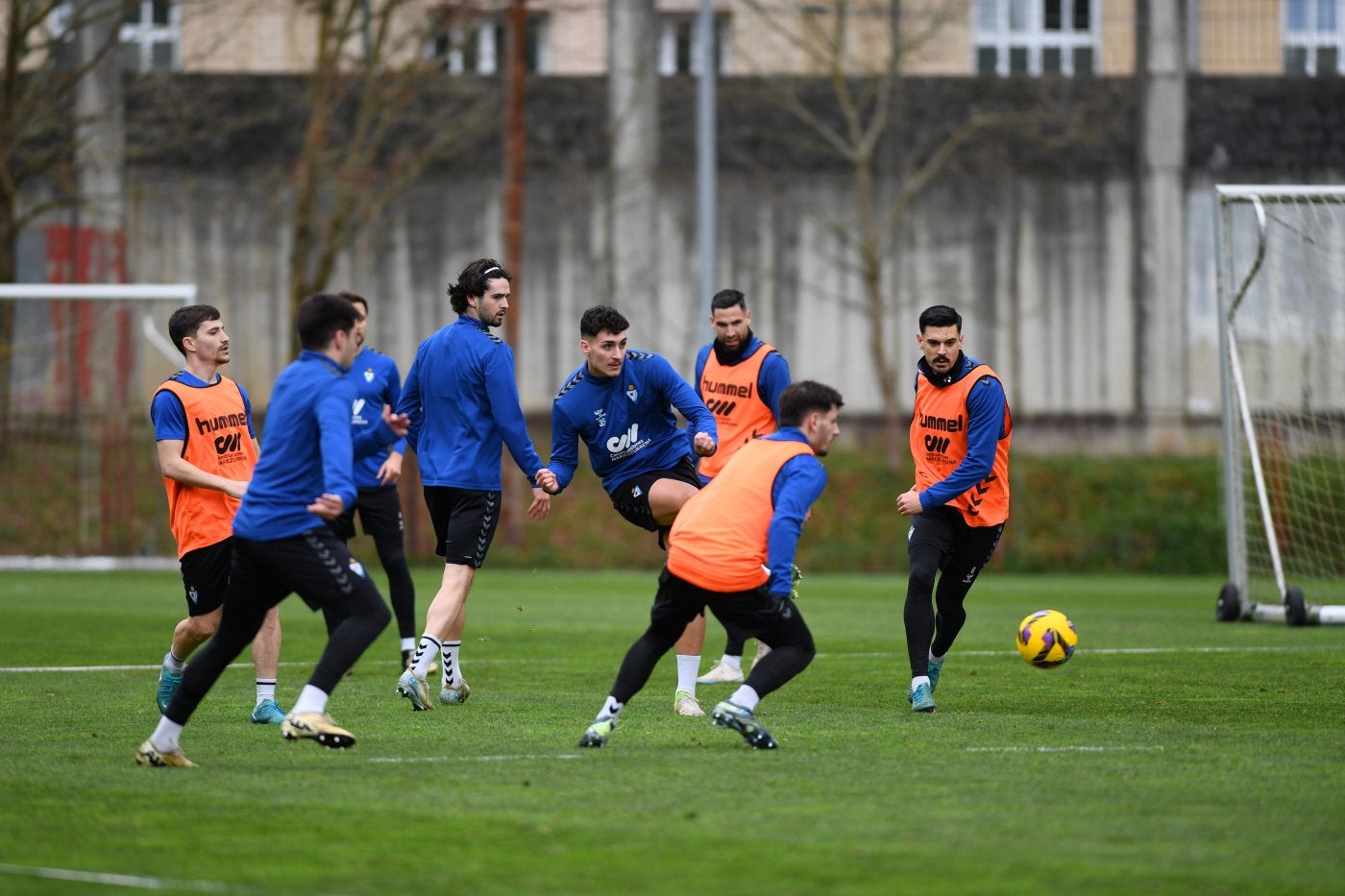 Los jugadores del Eibar se entrenan en Atxabalpe.