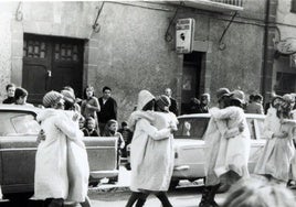 50 años. Histórica primera representación de la recuperada Txino Dantza el 9 de febrero de 1975 por la calle Durana.