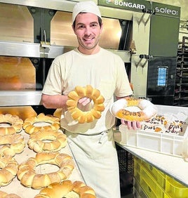 Juanjo Garin, con el rosco tradicional de San Blas en una mano y el brioche en otra.