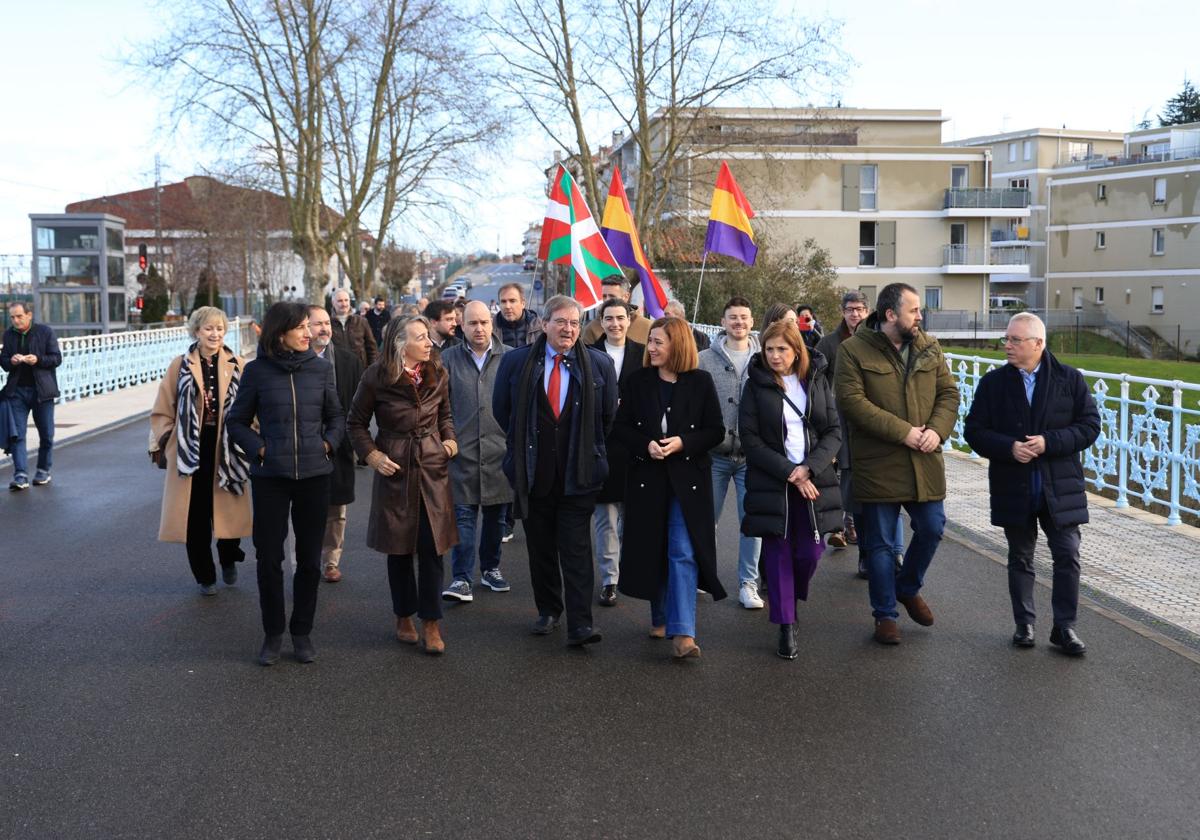 Representantes institucionales en el acto celebrado este sábado en el puente Avenida de Irun.