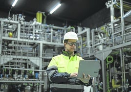 Un trabajador en la planta de la compañía en Vitoria.