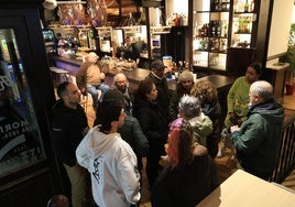 Vecinos desalojados hablando dentro del bar Kixkal de Hernani.