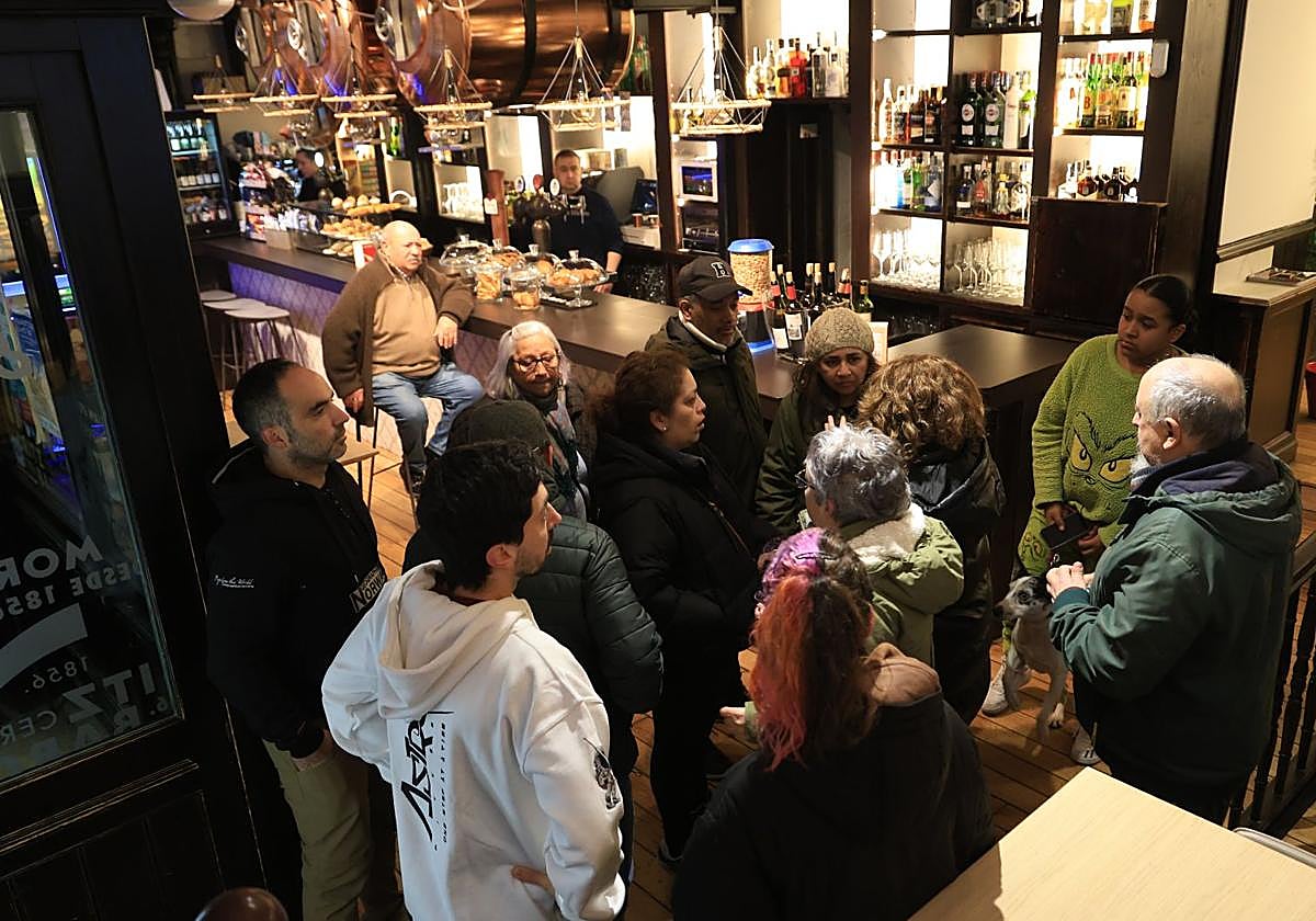 Vecinos desalojados hablando dentro del bar Kixkal de Hernani.