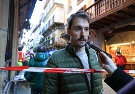 El alcalde de Hernani, Xabier Lertxundi, en el lugar del incendio.