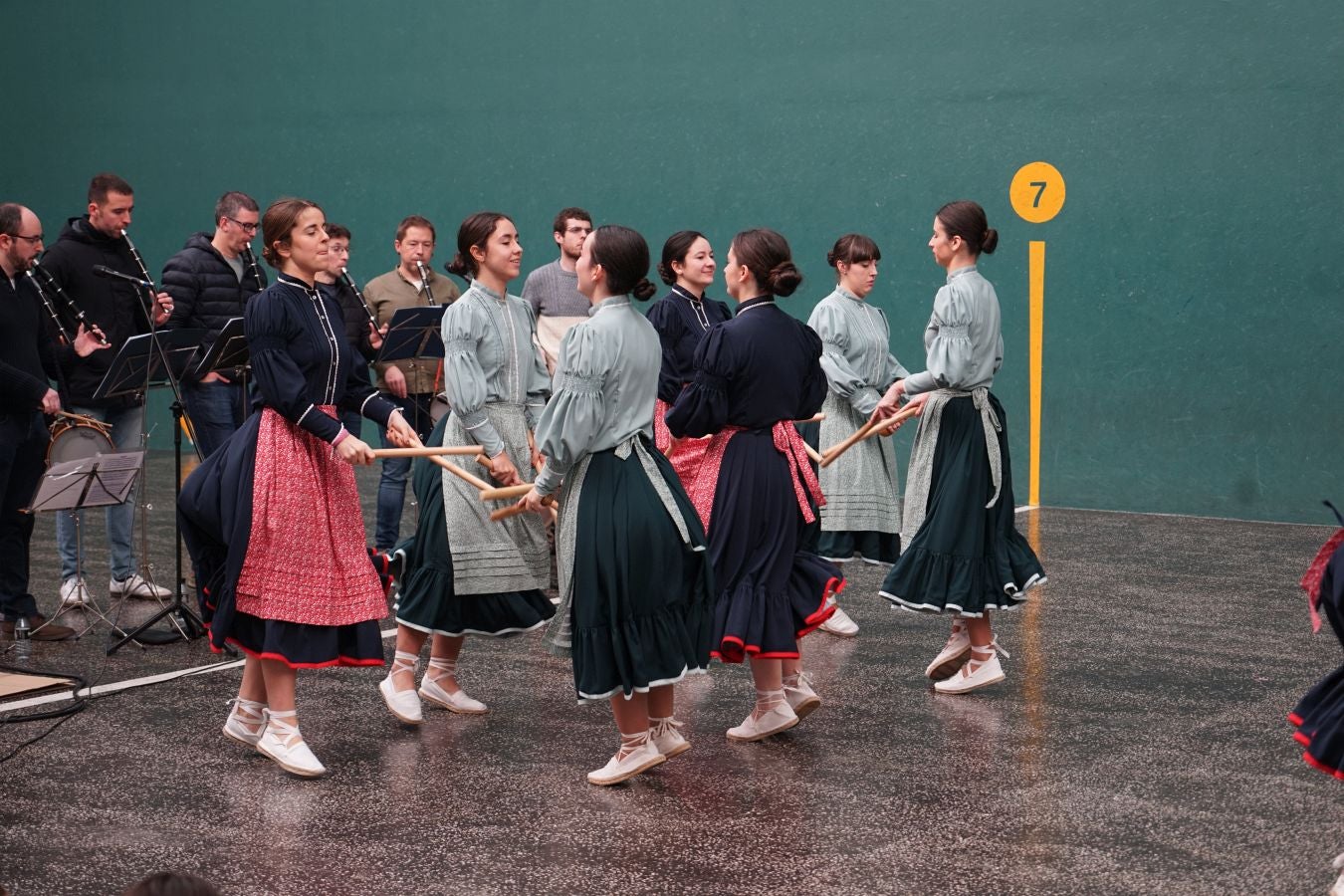 Idiazabal disfruta de sus fiestas con tradición y música