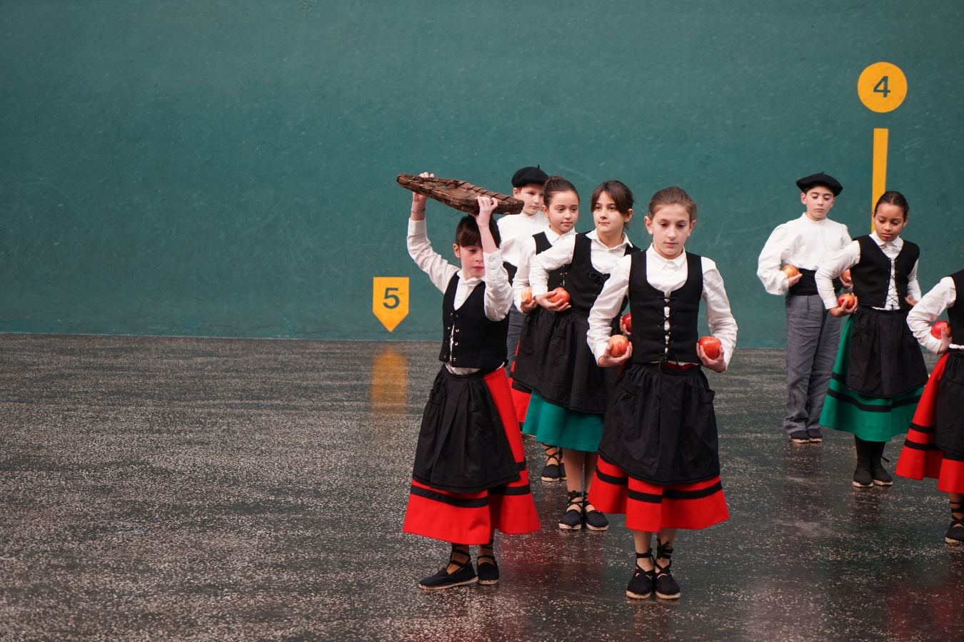 Idiazabal disfruta de sus fiestas con tradición y música