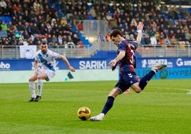 Cristian golpea el balón.