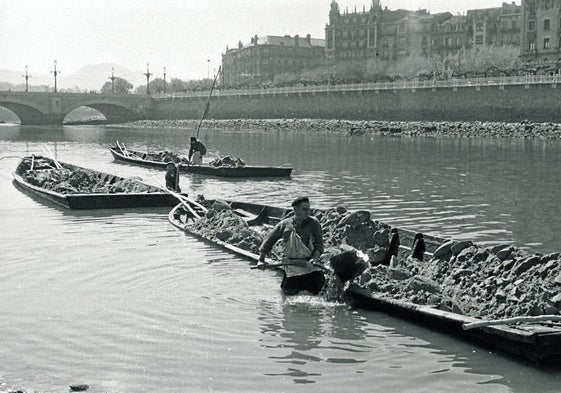 Gabarreros recogiendo arena en el año 1961.