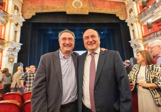 Aitor Esteban y Andoni Ortuzar, durante la gala de los Premios Sabino Arana.