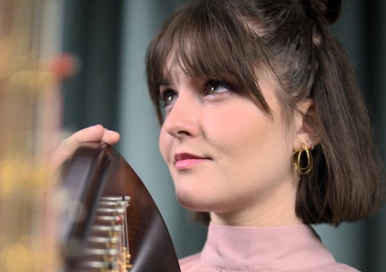 La arpista donostiarra Claudia Besné participa en Salzburgo en un concierto en apoyo a Paiporta