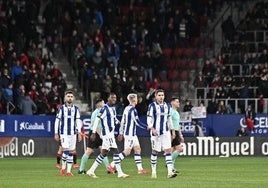 Los jugadores de la Real, en el partido ante Osasuna