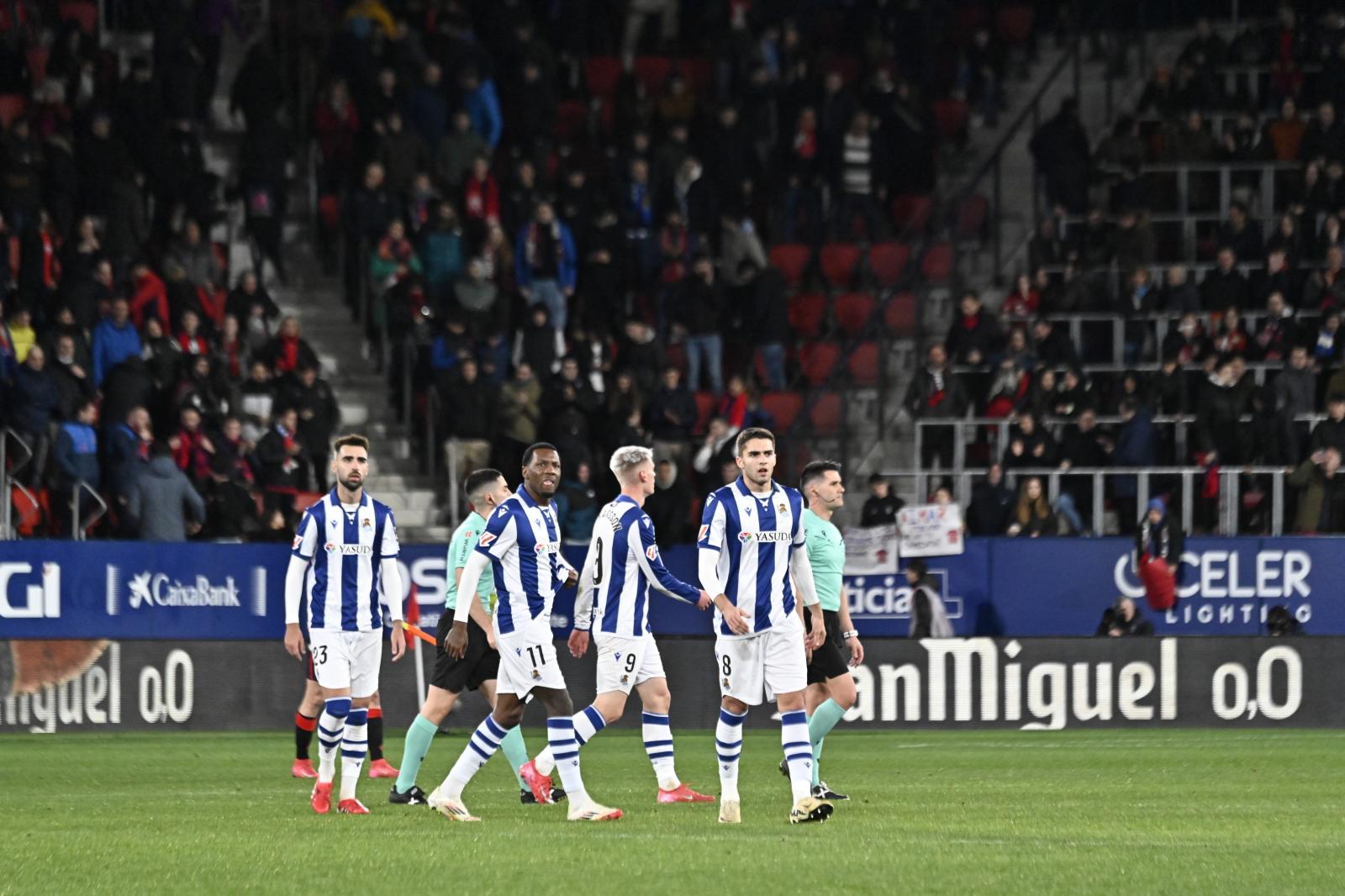 Los jugadores de la Real, en el partido ante Osasuna