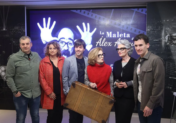 Mayda Zabala, con la maleta de Álex Angulo, junto a Esther Velasco, en el centro. A la derecha, Koldo Bilbao, y a la izquierda Juantxu Álvarez, Mónica Carratalá (Irudigital) y el cineasta Alejandro Cortés.