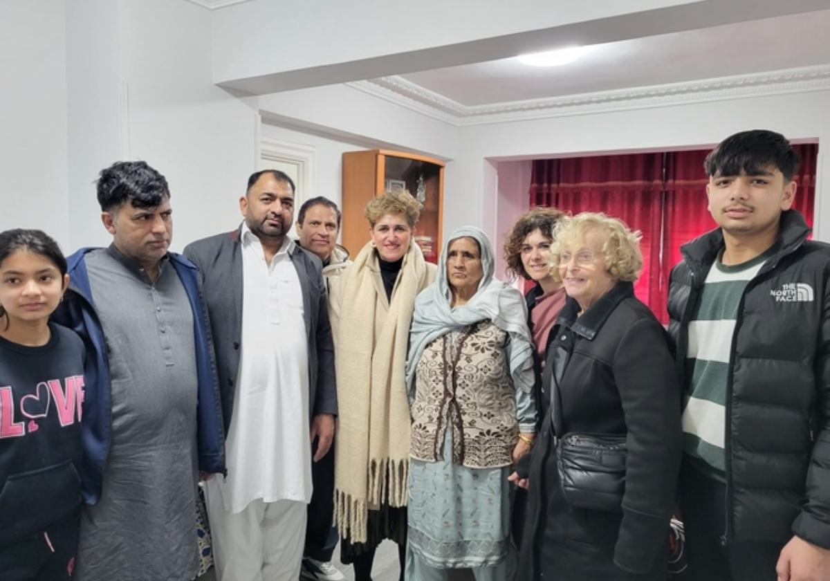 Razia Begum junto a su familia y representantes del Ayuntamiento, celebrando su 100 cumpleaños.