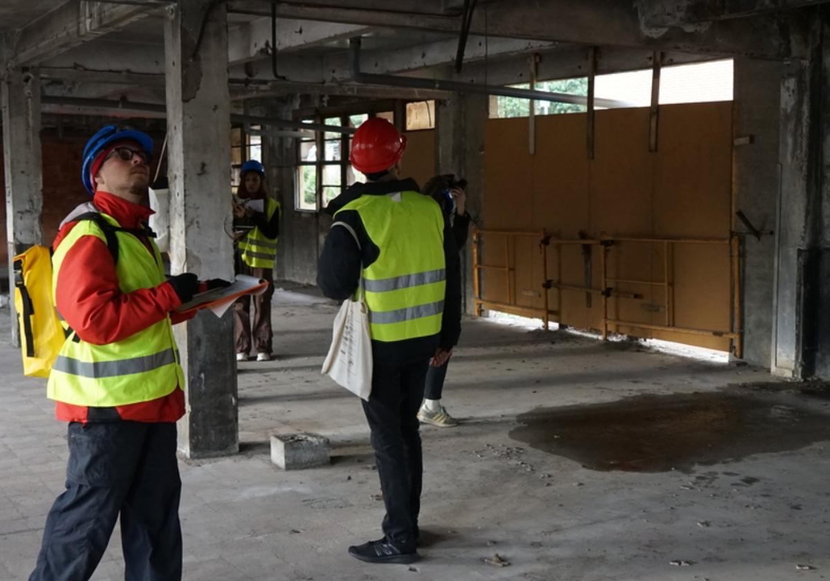 Estudiantes internacionales observan el edificio al detalle.