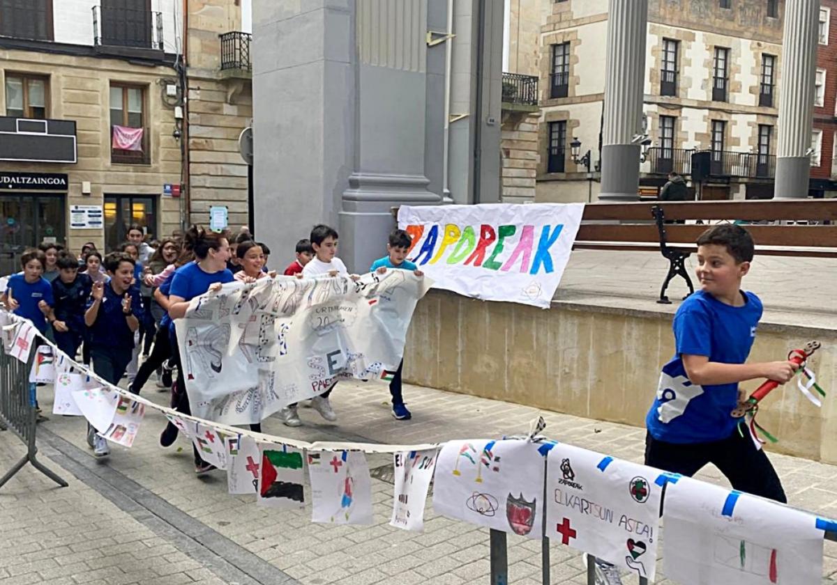 Los alumnos también participaron en el Cross Solidario alrededor de la Plaza Mayor.