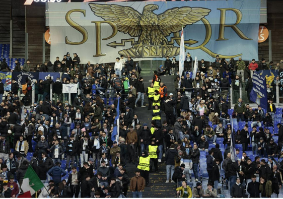 Ultras de la Lazio en el partido contra la Real