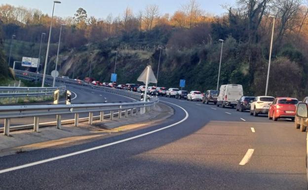 El tráfico también ha estado complicado en el carril de acceso a Hospitales desde el Polígono 27.