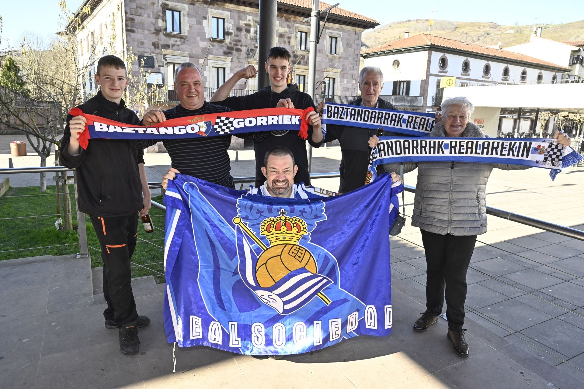 Aficionados de Osasuna de 'Baztango Gorriek' y miembros de la peña 'Baztandarrak Realarekin' posan en la Plaza de los Fueros.