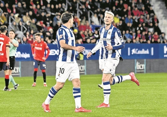 Oyarzabal y Óskarsson durante el partido del domingo en El Sadar