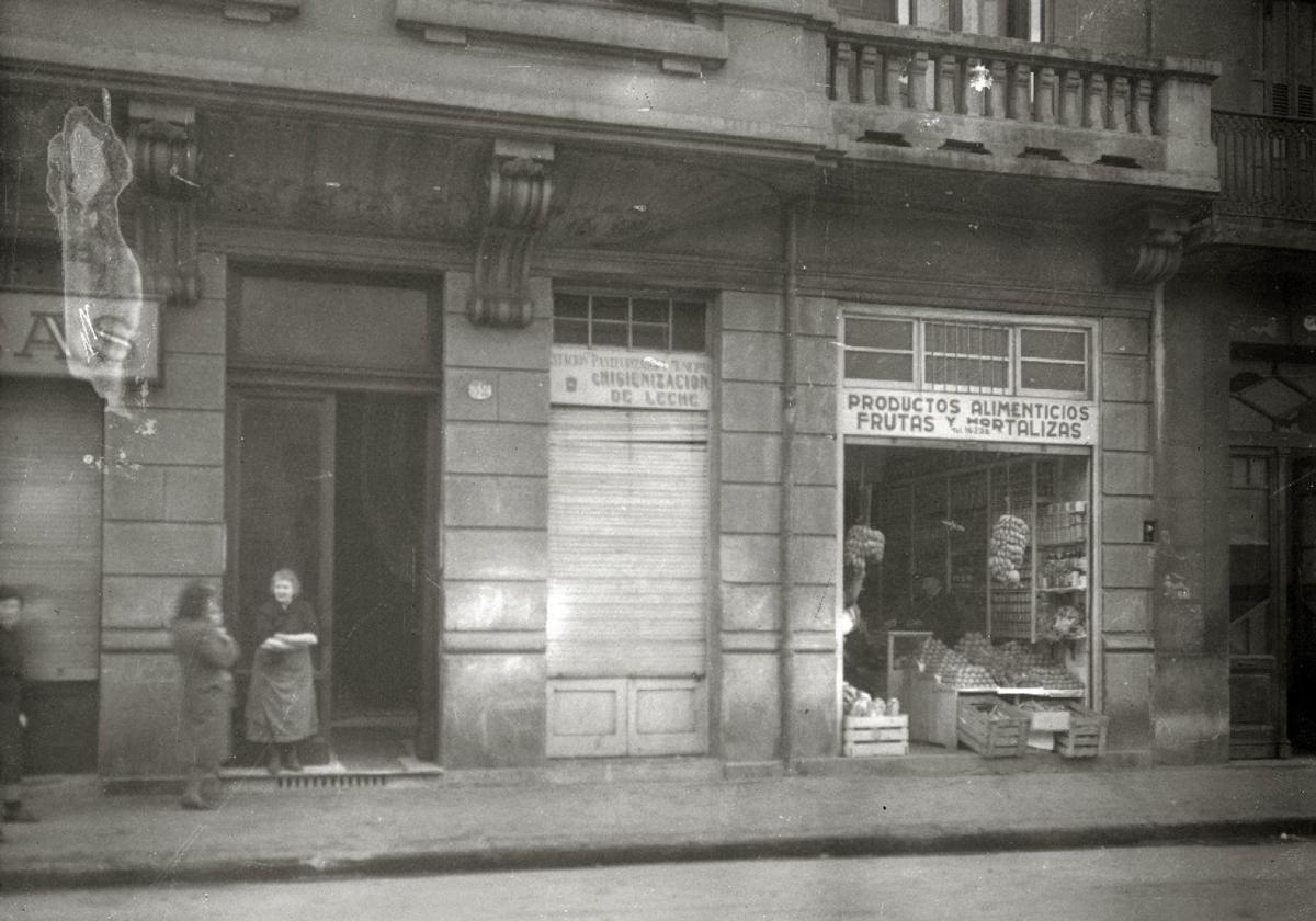 Uno de los comercios de comestibles donostiarras. Sus patatas serían de verdad.