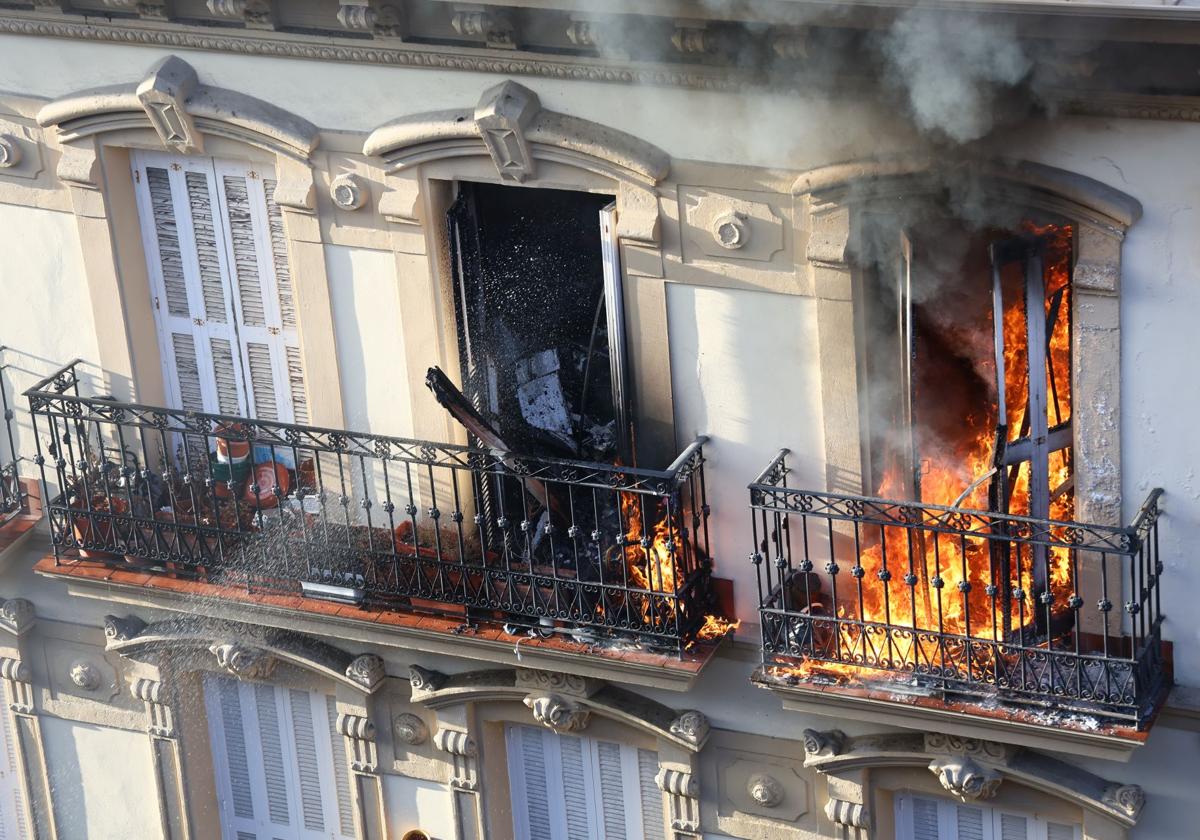 Incendio en el centro de Donostia: «Ha prendido la basura acumulada en el piso»