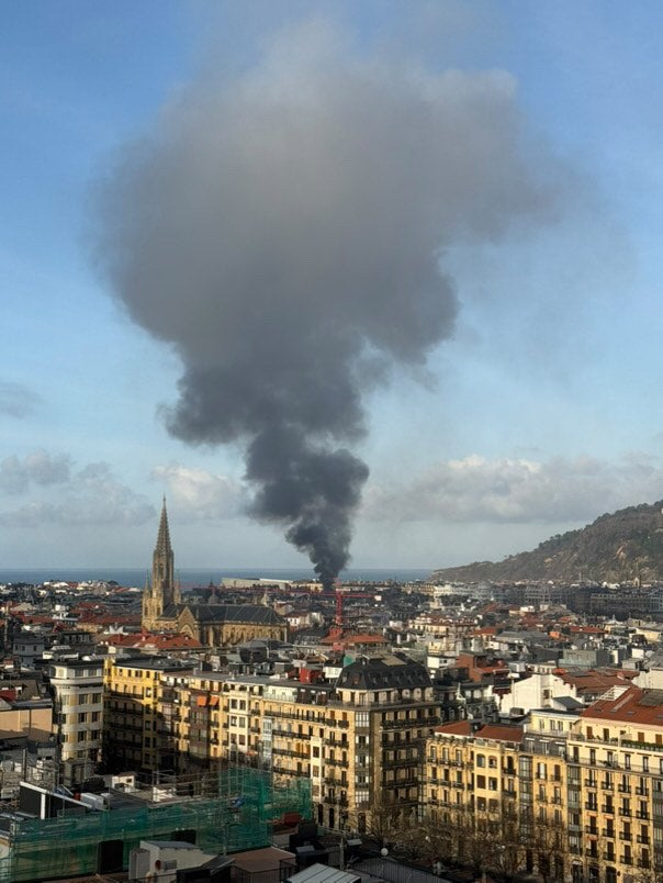 El incendio, visible desde otros barrios de Donostia