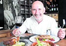 Manolo, capitán del Montecruz onubense, con algunos de los sabrosos platos que ofrecen.