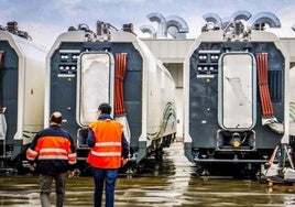 Dos trabajadores en la planta de Talgo en Rivabellosa (Álava)