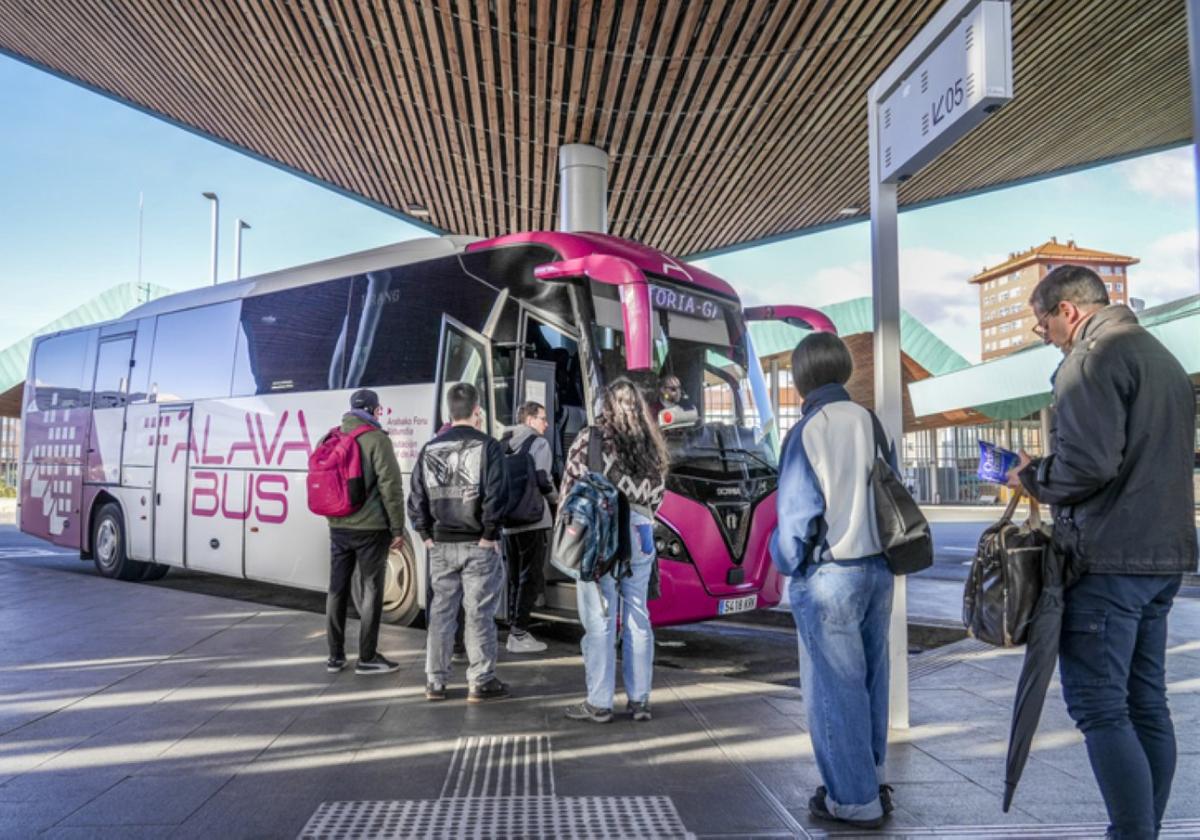 Pasajeros se suben a su autobús en la estación de Vitoria.