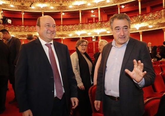 Andoni Ortuzar y Aitor Esteban posan juntos en la entrega de premios de la Fundación Sabino Arana el pasado enero.
