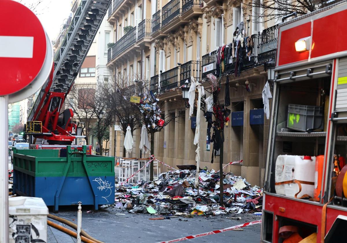 Habitaciones llenas de basura en el interior del piso incendiado