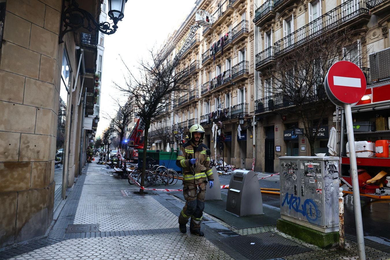 Habitaciones llenas de basura en el interior del piso incendiado