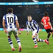 Recortador entre toros rojos